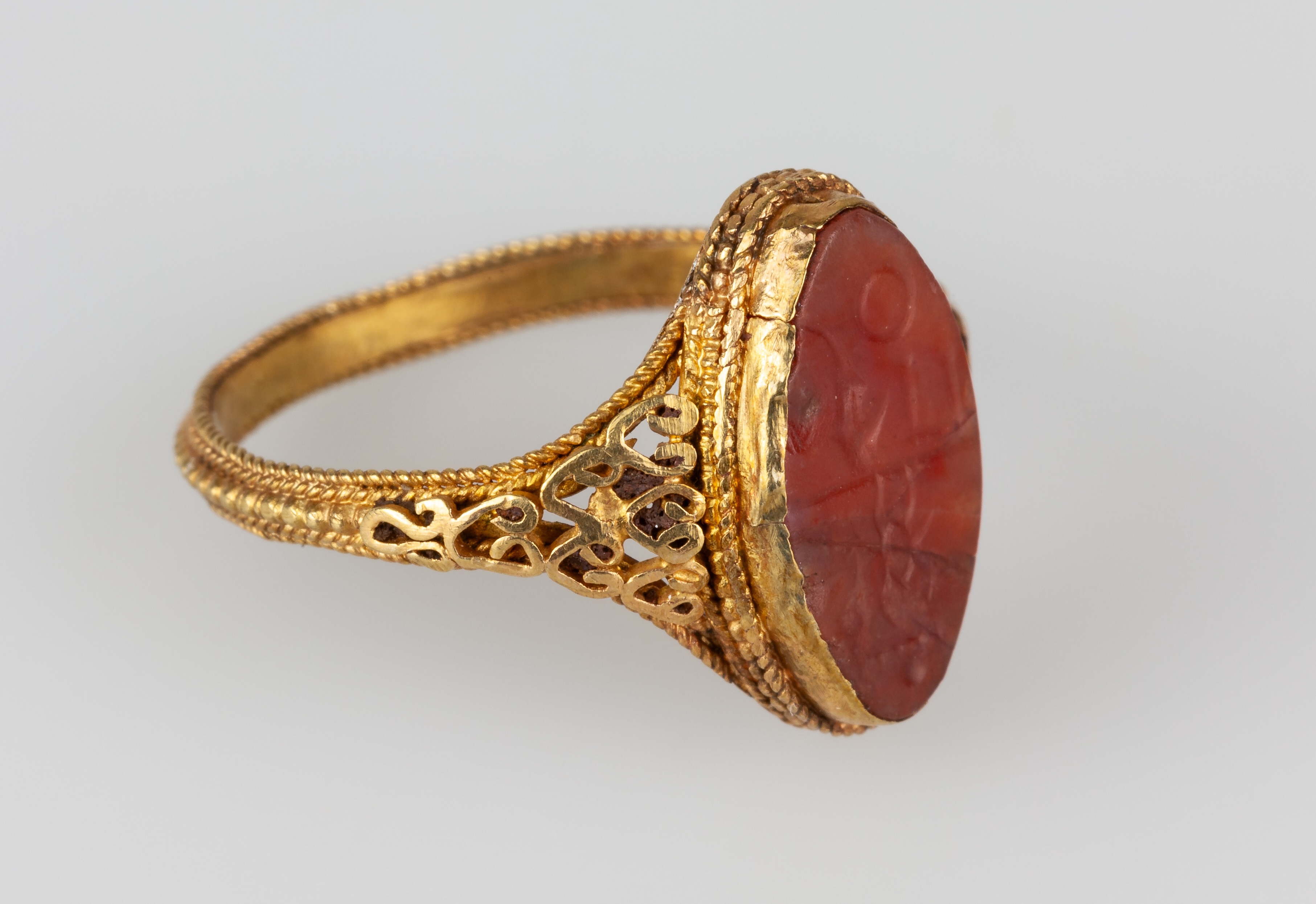 Gold ring with scaraboid
