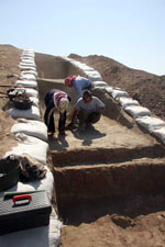 Abbas Alizadeh excavating at Tell Zeidan